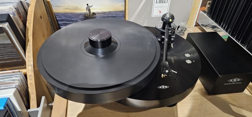 Top view of an AMG Giro turntable with tonearm